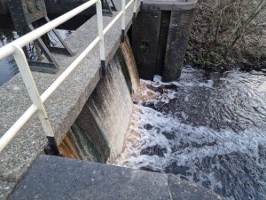 
                            <b>Water door Sluis Friesche Schut met schuimvorming.</b><br>
                                                        <b>ISO:</b> 400 | <b>Sluitertijd:</b> 1/100 | <b>Diafragma:</b> f/1.8 | <b>Datum:</b> 2025-02-21

                        