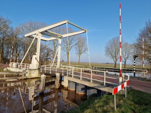 
                            <b>Witte ophaalbrug over het water met rood-witte slagbomen.</b><br>
                                                        <b>ISO:</b> 50 | <b>Sluitertijd:</b> 1/7353 | <b>Diafragma:</b> f/1.8 | <b>Datum:</b> 2025-03-09

                        