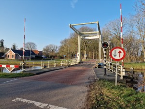 
                            <b>Ophaalbrug met slagbomen en verkeersbord bij rustige landweg.</b><br>
                                                        <b>ISO:</b> 50 | <b>Sluitertijd:</b> 1/4695 | <b>Diafragma:</b> f/1.8 | <b>Datum:</b> 2025-03-09

                        