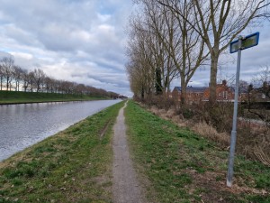 
                            <b>Smalle wandelpad langs kanaal, met bomenrij, huizen en de Slochterbrug op de achtergrond.</b><br>
                                                        <b>ISO:</b> 50 | <b>Sluitertijd:</b> 1/2252 | <b>Diafragma:</b> f/1.8 | <b>Datum:</b> 2025-03-13

                        