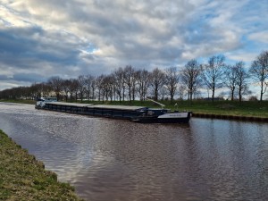 
                            <b>Grote vrachtschip vaart over kanaal met kale bomen op de achtergrond, richting de Slochterbrug.</b><br>
                                                        <b>ISO:</b> 50 | <b>Sluitertijd:</b> 1/485 | <b>Diafragma:</b> f/1.8 | <b>Datum:</b> 2025-03-13

                        