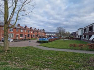 
                            <b>Rijtjeshuizen in de Asterstraat met parkeerplaatsen en groene grasvelden op de voorgrond.</b><br>
                                                        <b>ISO:</b> 50 | <b>Sluitertijd:</b> 1/2137 | <b>Diafragma:</b> f/1.8 | <b>Datum:</b> 2025-03-13

                        