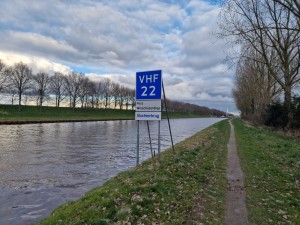 
                            <b>Blauw bord langs kanaal met tekst VHF 22 Post Winschoterdiep Slochterbrug.</b><br>
                                                        <b>ISO:</b> 50 | <b>Sluitertijd:</b> 1/437 | <b>Diafragma:</b> f/1.8 | <b>Datum:</b> 2025-03-13

                        