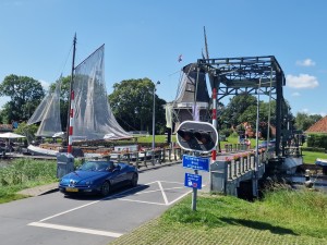 
                            <b>Brug boven het Reitdiep leidt verkeer langs een molen en zeilschip op zonnige dag.</b><br>
                                                        <b>ISO:</b> 50 | <b>Sluitertijd:</b> 1/1383 | <b>Diafragma:</b> f/1.8 | <b>Datum:</b> 2024-07-28

                        