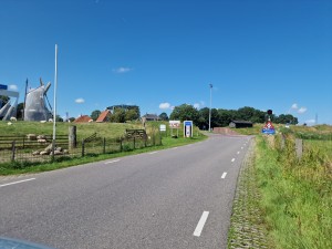 
                            <b>Weg loopt richting de brug met waarschuwingsborden en een hek aan de kant.</b><br>
                                                        <b>ISO:</b> 50 | <b>Sluitertijd:</b> 1/12500 | <b>Diafragma:</b> f/1.8 | <b>Datum:</b> 2024-07-28

                        