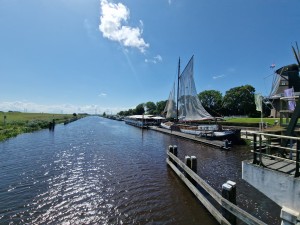 
                            <b>Traditioneel zeilschip ligt aangemeerd langs het Reitdiep.</b><br>
                                                        <b>ISO:</b> 50 | <b>Sluitertijd:</b> 1/4348 | <b>Diafragma:</b> f/2.2 | <b>Datum:</b> 2024-07-28

                        