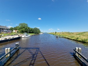 
                            <b>Het Reitdiep met aangemeerde boten en groene oevers.</b><br>
                                                        <b>ISO:</b> 50 | <b>Sluitertijd:</b> 1/1835 | <b>Diafragma:</b> f/2.2 | <b>Datum:</b> 2024-07-28

                        
