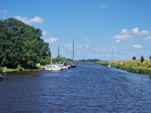 
                            <b>Boten aangemeerd aan het Reitdiep met groen aan weerszijden.</b><br>
                                                        <b>ISO:</b> 50 | <b>Sluitertijd:</b> 1/3165 | <b>Diafragma:</b> f/2.4 | <b>Datum:</b> 2024-07-28

                        