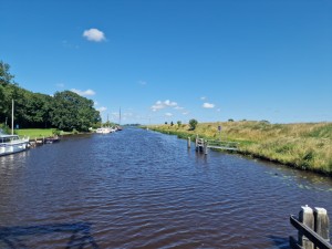 
                            <b>Kanaal met boten, groene oevers, rustige zomerdag, blauwe lucht met wolken.</b><br>
                                                        <b>ISO:</b> 50 | <b>Sluitertijd:</b> 1/10753 | <b>Diafragma:</b> f/1.8 | <b>Datum:</b> 2024-07-28

                        
