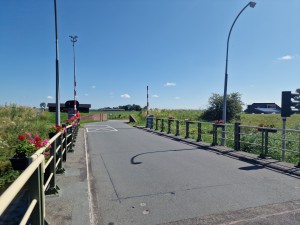 
                            <b>Brug over het Reitdiep met bloemen, vlak landschap en een weg met slagbomen.</b><br>
                                                        <b>ISO:</b> 50 | <b>Sluitertijd:</b> 1/16667 | <b>Diafragma:</b> f/1.8 | <b>Datum:</b> 2024-07-28

                        