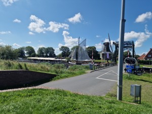 
                            <b>Historische molen en schip bij een brug, zomerse dag.</b><br>
                                                        <b>ISO:</b> 50 | <b>Sluitertijd:</b> 1/17857 | <b>Diafragma:</b> f/1.8 | <b>Datum:</b> 2024-07-28

                        