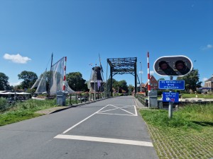
                            <b>Ophaalbrug met naastgelegen molen en verkeersborden in een landelijke omgeving.</b><br>
                                                        <b>ISO:</b> 50 | <b>Sluitertijd:</b> 1/12987 | <b>Diafragma:</b> f/1.8 | <b>Datum:</b> 2024-07-28

                        