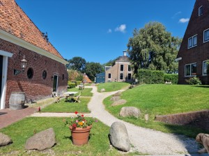 
                            <b>Charmant dorpszicht met historische bakstenen huizen en geplaveide paden.</b><br>
                                                        <b>ISO:</b> 50 | <b>Sluitertijd:</b> 1/9709 | <b>Diafragma:</b> f/1.8 | <b>Datum:</b> 2024-07-28

                        