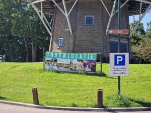 
                            <b>Historische molen met banner voor trouwlocatie en parkeeraanwijzing.</b><br>
                                                        <b>ISO:</b> 50 | <b>Sluitertijd:</b> 1/1294 | <b>Diafragma:</b> f/2.4 | <b>Datum:</b> 2024-07-28

                        