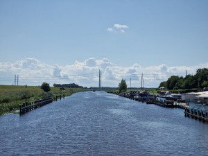 
                            <b>Het Reitdiep gezien vanaf de brug met boten, onder een blauwe lucht.</b><br>
                                                        <b>ISO:</b> 50 | <b>Sluitertijd:</b> 1/7299 | <b>Diafragma:</b> f/2.4 | <b>Datum:</b> 2024-07-28

                        