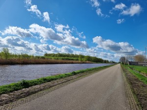 
                            <b>Lang fietspad naast kanaal met bomen en riet.</b><br>
                                                        <b>ISO:</b> 50 | <b>Sluitertijd:</b> 1/1820 | <b>Diafragma:</b> f/1.8 | <b>Datum:</b> 2024-04-07

                        