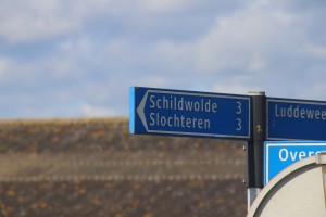 
                            <b>Wegwijzer toont richtingen en afstanden naar Schildwolde en Slochteren.</b><br>
                                                        <b>ISO:</b> 200 | <b>Sluitertijd:</b> 1/640 | <b>Diafragma:</b> f/8.0 | <b>Datum:</b> 2024-04-07

                        