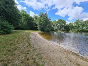 
                            <b>zwaneveldsgat met een klein strand, omringd door bomen.</b><br>
                                                        <b>ISO:</b> 64 | <b>Sluitertijd:</b> 1/790 | <b>Diafragma:</b> f/2.2 | <b>Datum:</b> 2023-07-04

                        