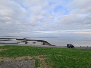 
                            <b>Auto's geparkeerd bij een uitgestrekt waterlandschap met dijken en horizon.</b><br>
                                                        <b>ISO:</b> 64 | <b>Sluitertijd:</b> 1/165 | <b>Diafragma:</b> f/2.2 | <b>Datum:</b> 2023-09-17

                        