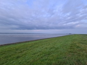 
                            <b>Groene dijk langs kalm water onder bewolkte lucht.</b><br>
                                                        <b>ISO:</b> 80 | <b>Sluitertijd:</b> 1/100 | <b>Diafragma:</b> f/2.2 | <b>Datum:</b> 2023-09-17

                        