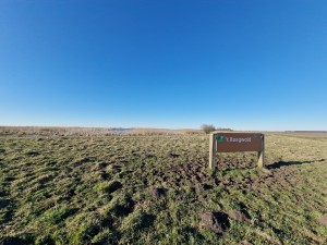 
                            <b>Informatiebord van natuurgebied 't Roegwold op grasland.</b><br>
                                                        <b>ISO:</b> 50 | <b>Sluitertijd:</b> 1/1855 | <b>Diafragma:</b> f/2.2 | <b>Datum:</b> 2025-03-18

                        