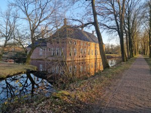 
                            <b>Bakstenen gebouw weerspiegelt in water, omringd door kale bomen.</b><br>
                                                        <b>ISO:</b> 50 | <b>Sluitertijd:</b> 1/1333 | <b>Diafragma:</b> f/1.8 | <b>Datum:</b> 2025-03-07

                        