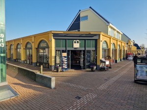 
                            <b>Boekhandel met gele gevel en boeken en kaarten in etalage.</b><br>
                                                        <b>ISO:</b> 50 | <b>Sluitertijd:</b> 1/558 | <b>Diafragma:</b> f/1.8 | <b>Datum:</b> 2025-03-08

                        