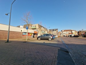 
                            <b>Parkeerplaats bij gebouwen met geparkeerde auto's en winkelentree op de achtergrond.</b><br>
                                                        <b>ISO:</b> 50 | <b>Sluitertijd:</b> 1/1232 | <b>Diafragma:</b> f/2.2 | <b>Datum:</b> 2025-03-08

                        