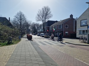
                            <b>Drie fietsers rijden op straat langs geparkeerde auto's en huizen.</b><br>
                                                        <b>ISO:</b> 50 | <b>Sluitertijd:</b> 1/18519 | <b>Diafragma:</b> f/1.8 | <b>Datum:</b> 2025-03-30

                        