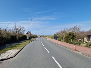 
                            <b>Lege weg met trottoir, richting duinen met blauwe lucht erboven.</b><br>
                                                        <b>ISO:</b> 50 | <b>Sluitertijd:</b> 1/11905 | <b>Diafragma:</b> f/1.8 | <b>Datum:</b> 2025-03-30

                        