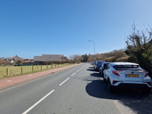 
                            <b>Auto's geparkeerd langs een weg bij enkele huizen en een weiland.</b><br>
                                                        <b>ISO:</b> 50 | <b>Sluitertijd:</b> 1/12500 | <b>Diafragma:</b> f/1.8 | <b>Datum:</b> 2025-03-30

                        