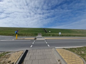 
                            <b>Pad met traptreden leidt over grasheuvel, oversteekplaats en zebrapad op voorgrond.</b><br>
                                                        <b>ISO:</b> 50 | <b>Sluitertijd:</b> 1/4132 | <b>Diafragma:</b> f/2.2 | <b>Datum:</b> 2025-03-30

                        