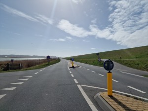 
                            <b>Twee verkeersborden langs lege weg met grasland en dijk.</b><br>
                                                        <b>ISO:</b> 50 | <b>Sluitertijd:</b> 1/18519 | <b>Diafragma:</b> f/1.8 | <b>Datum:</b> 2025-03-30

                        