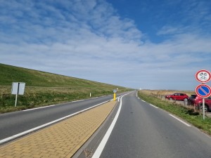 
                            <b>Weg met fietspad en meerdere verkeersborden langs geparkeerde auto's.</b><br>
                                                        <b>ISO:</b> 50 | <b>Sluitertijd:</b> 1/15385 | <b>Diafragma:</b> f/1.8 | <b>Datum:</b> 2025-03-30

                        
