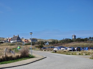 
                            <b>Parkeerplaats bij duinen, huizen en toren in de verte zichtbaar.</b><br>
                                                        <b>ISO:</b> 50 | <b>Sluitertijd:</b> 1/3690 | <b>Diafragma:</b> f/2.4 | <b>Datum:</b> 2025-03-30

                        
