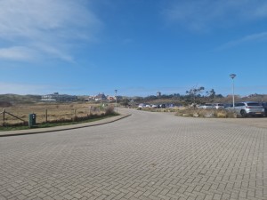 
                            <b>Groot parkeerterrein met auto's en gebouwen in de verte.</b><br>
                                                        <b>ISO:</b> 50 | <b>Sluitertijd:</b> 1/14286 | <b>Diafragma:</b> f/1.8 | <b>Datum:</b> 2025-03-30

                        