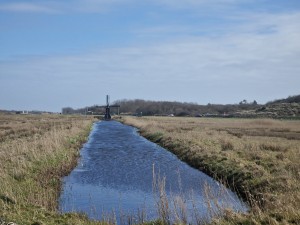 
                            <b>Smal kanaal met molen aan de horizon in een vlak landschap.</b><br>
                                                        <b>ISO:</b> 50 | <b>Sluitertijd:</b> 1/3521 | <b>Diafragma:</b> f/2.4 | <b>Datum:</b> 2025-03-30

                        