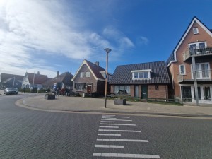 
                            <b>Rij huizen met verschillende gevels langs een rustige straat.</b><br>
                                                        <b>ISO:</b> 50 | <b>Sluitertijd:</b> 1/3236 | <b>Diafragma:</b> f/2.2 | <b>Datum:</b> 2025-03-30

                        