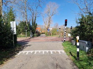 
                            <b>Overweg met spoorbomen, verkeerslichten en bebording zonder trein te zien.</b><br>
                                                        <b>ISO:</b> 50 | <b>Sluitertijd:</b> 1/6803 | <b>Diafragma:</b> f/1.8 | <b>Datum:</b> 2025-03-30

                        