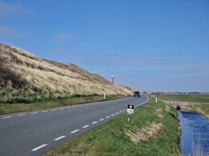 
                            <b>Auto rijdt op een weg langs duinen met een vuurtoren.</b><br>
                                                        <b>ISO:</b> 50 | <b>Sluitertijd:</b> 1/4000 | <b>Diafragma:</b> f/2.4 | <b>Datum:</b> 2025-03-30

                        