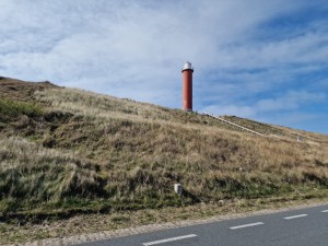 
                            <b>Rode vuurtoren op heuvel langs asfaltweg.</b><br>
                                                        <b>ISO:</b> 50 | <b>Sluitertijd:</b> 1/16949 | <b>Diafragma:</b> f/1.8 | <b>Datum:</b> 2025-03-30

                        