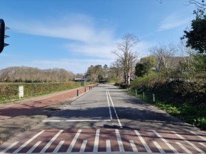
                            <b>Lege weg met fiets- en wandelpad, omringd door bomen en huizen.</b><br>
                                                        <b>ISO:</b> 50 | <b>Sluitertijd:</b> 1/7692 | <b>Diafragma:</b> f/1.8 | <b>Datum:</b> 2025-03-30

                        