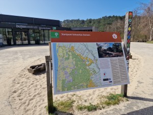 
                            <b>Informatiemap en bord bij ingang bezoekerscentrum Schoorlse Duinen.</b><br>
                                                        <b>ISO:</b> 50 | <b>Sluitertijd:</b> 1/11765 | <b>Diafragma:</b> f/1.8 | <b>Datum:</b> 2025-03-30

                        