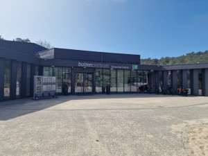
                            <b>Ingang van buitencentrum met glazen façade en elektrische fietsen.</b><br>
                                                        <b>ISO:</b> 50 | <b>Sluitertijd:</b> 1/12195 | <b>Diafragma:</b> f/1.8 | <b>Datum:</b> 2025-03-30

                        