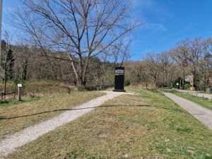 
                            <b>Zwart monument met tekst, omringd door bomen en open grasveld.</b><br>
                                                        <b>ISO:</b> 50 | <b>Sluitertijd:</b> 1/9615 | <b>Diafragma:</b> f/1.8 | <b>Datum:</b> 2025-03-30

                        