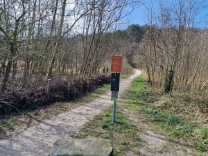 
                            <b>Wandelpad door bosgebied met informatiebord en omheining.</b><br>
                                                        <b>ISO:</b> 50 | <b>Sluitertijd:</b> 1/566 | <b>Diafragma:</b> f/1.8 | <b>Datum:</b> 2025-03-30

                        