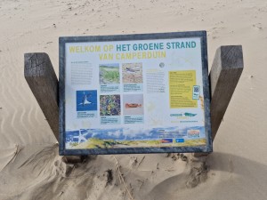 
                            <b>Informatiebord over het Groene Strand van Camperduin met natuurdetails.</b><br>
                                                        <b>ISO:</b> 50 | <b>Sluitertijd:</b> 1/16393 | <b>Diafragma:</b> f/1.8 | <b>Datum:</b> 2025-03-30

                        