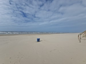 
                            <b>Een lege zandstrand met een blauwe prullenbak in het midden.</b><br>
                                                        <b>ISO:</b> 50 | <b>Sluitertijd:</b> 1/5263 | <b>Diafragma:</b> f/2.2 | <b>Datum:</b> 2025-03-30

                        
