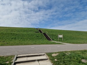 
                            <b>Trap naar groene heuvel met wandelpad en bord bovenaan.</b><br>
                                                        <b>ISO:</b> 50 | <b>Sluitertijd:</b> 1/16393 | <b>Diafragma:</b> f/1.8 | <b>Datum:</b> 2025-03-30

                        