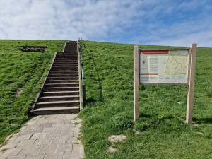 
                            <b>Trap leidt naar heuveltop met informatiebord en bank.</b><br>
                                                        <b>ISO:</b> 50 | <b>Sluitertijd:</b> 1/14085 | <b>Diafragma:</b> f/1.8 | <b>Datum:</b> 2025-03-30

                        